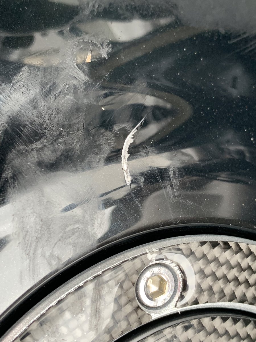 atuYZFR25's tweet photo. Z900rsの純正ハンドルでRAMマウント使ってたんですが、ハンドルが徐々に太さが変わるためしっかりと固定できず、手前に倒れていることに気づかずハンドルを切ったところタンクが削れました。
他にZ900rs乗っておられる方の警告になれれば幸いです。。。
タンク凹むし傷いくしほんまにどーしよ。 https://t.co/EvdoJsmGM4