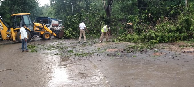 KushaigudaTrPS's tweet photo. Trees fallen on #ECIL to #NFC road due to heavy rain. @KushaigudaTrPS
cleared the trees with the help of #DRFTeam. https://t.co/Hk6zwqhbIw