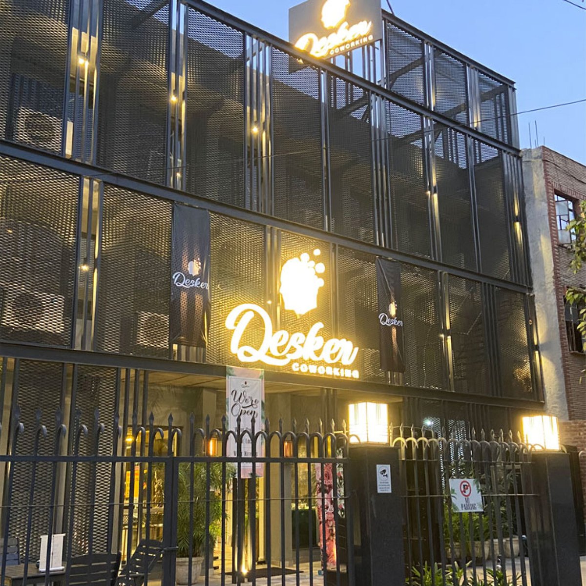 theqdesq's tweet image. Qdesq is proud to partner with @DeskerC. Desker offers its customers the comforts of home while providing the professionals feel of any modern and sophisticated office. They have up-&amp;amp;-coming offices in Noida, Gurgaon, Mumbai, Bangaluru, Kolkata, Pune, Goa, &amp;amp; Chandigarh.