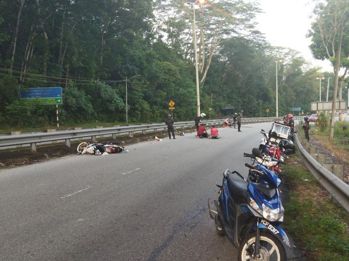 AsalGombak's tweet photo. KEMALANGAN MAUT JALAN SUNGAI PUSU

Pagi tadi satu kemalangan maut berlaku di Jalan Sungai Pusu. Masih tiada maklumat sahih mengenai punca kemalangan ini, namun dikatakan motorsikal tersebut dinaiki dua orang dan salah seorangnya maut.

Salam takziah kepada keluarga mangsa. https://t.co/SkmBGlcwee