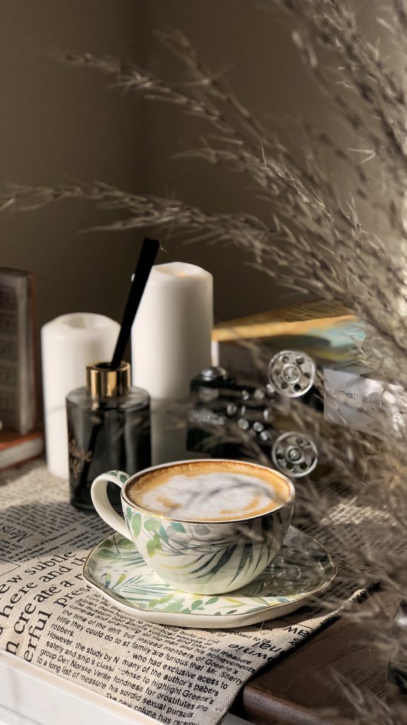 قهوة وبسّاطة وشعور مغمور بالحب🍂..