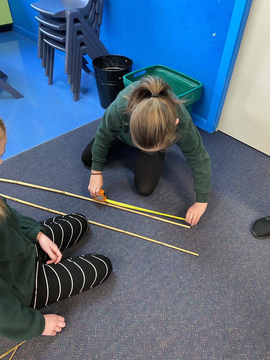 BromleyKoru1's tweet photo. As we moved into the ‘create’ part of our inquiry into Matariki some of Koru 1 decided to make manu tukutuku. This required them to ‘get on the tools’! We even got an expert in to show us how to use the tools! https://t.co/f73KUYBve3