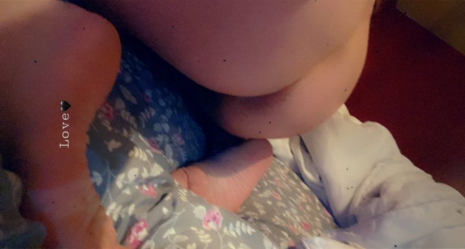 Waiting for him&hellip; you.. ?! 😍😘 https://t.co/44yiBM1qPd