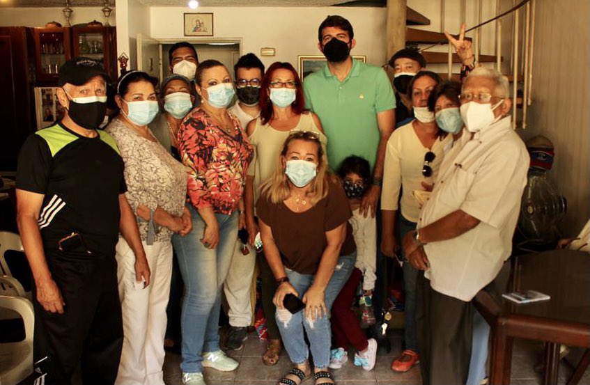 En contacto directo con nuestra gente nos reafirma la importancia de esta lucha por condiciones electorales para salir de la crisis que vivimos.
#7Jul en #CaféCaraqueño con los vecinos de #JuanPabloSegundo #Montalbán #ADelante
#VamosVzla #VamosCaracas