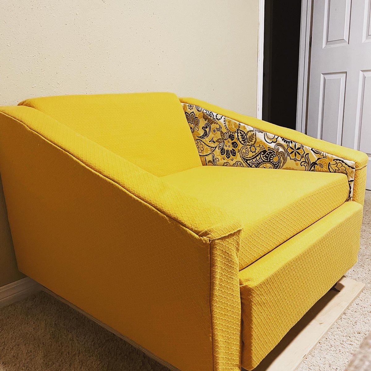 Ty_Cole_'s tweet photo. I reupholstered an old chair 💜 https://t.co/PPJ8mWWgXb
