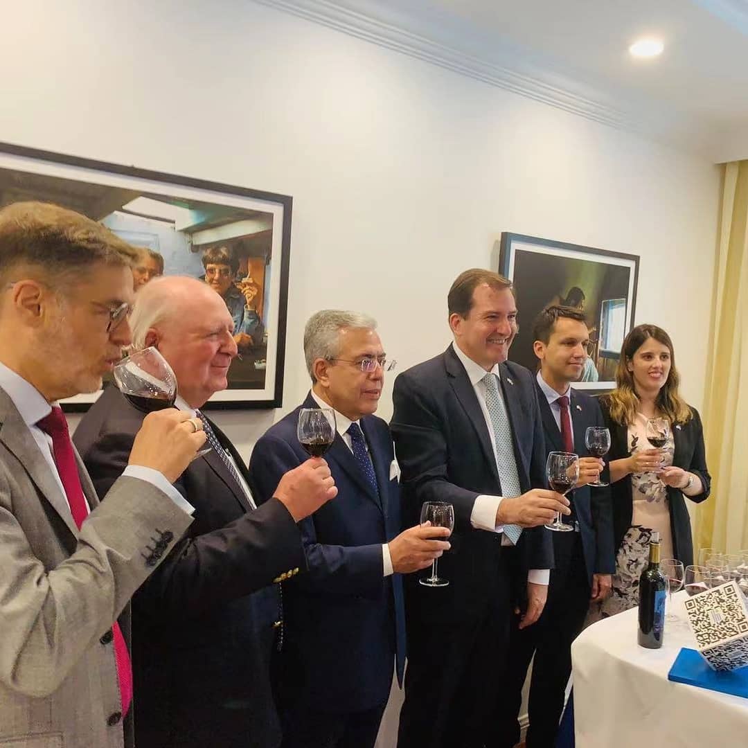 futbolandwine's tweet photo. Presentación de los vinos de Álvaro Chino Recoba en Embajada Uruguaya en Beijing🇨🇳 @Chino_Recoba20
Agradecer a nuestro embajador @FerLUGRIS y a todos sus colaboradores de la embajada 🇺🇾🇺🇾 https://t.co/MpVSglrkxY