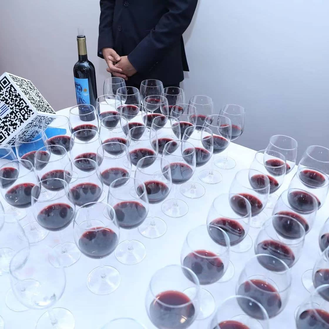 futbolandwine's tweet photo. Presentación de los vinos de Álvaro Chino Recoba en Embajada Uruguaya en Beijing🇨🇳 @Chino_Recoba20
Agradecer a nuestro embajador @FerLUGRIS y a todos sus colaboradores de la embajada 🇺🇾🇺🇾 https://t.co/MpVSglrkxY