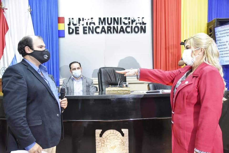 SchmalkoYoni's tweet photo. Celebro contigo Carolina Lapierre el inicio de un nuevo desafío en tu vida, deseándote éxitos en tu nueva función como miembro titular de la Junta Municipal de Encarnación.
Contá como siempre con el apoyo de la familia https://t.co/amXMAShnjg