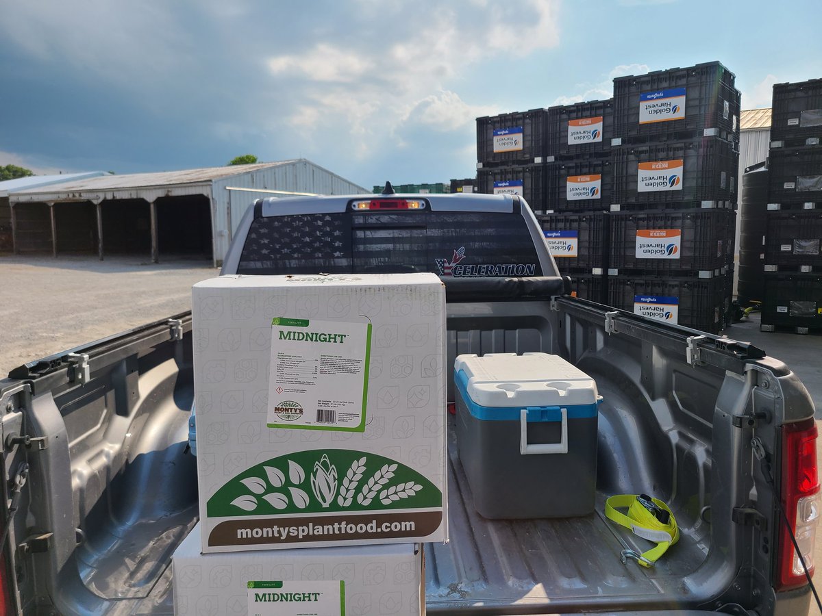 ogseedslinger's tweet photo. @WeaverAgronomy @TempleRhodes15 @BrooksCardinal @bigyieldscorn @montysplantfood @MACC4Yield @TerryVissing @podfathertv @cornwarriorstv @ChrisM_Cooper @jldedman @gmed5 Midnight going on tomorrow here in Southern Illinois with fungicide. Hope the hype is real!! https://t.co/6Sz5eNBZ3s
