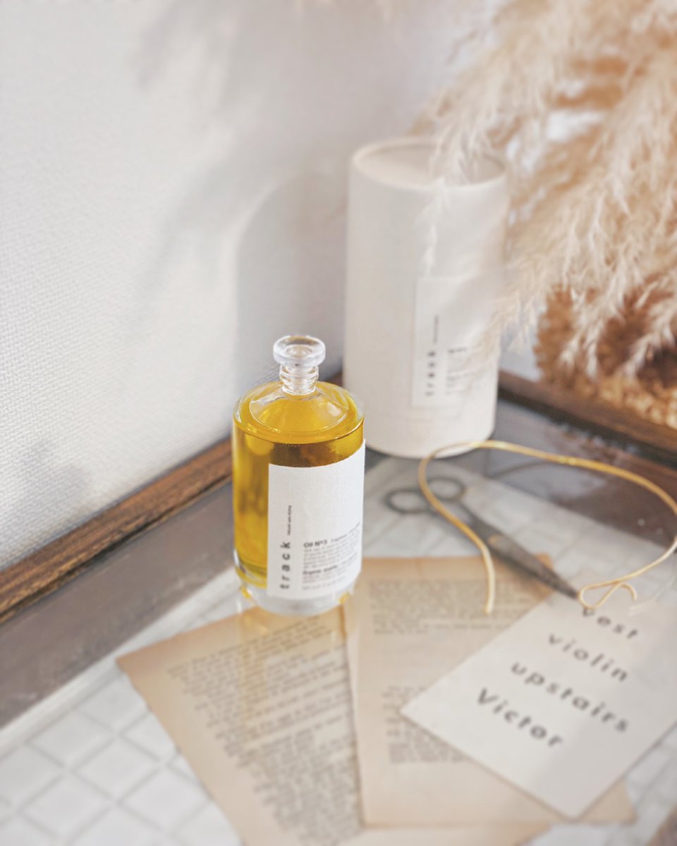 ろに𓆸 最近使っているヘアオイルはtrack Oil N を普段使ってるならこれも好きかもと美容師さんにお勧めしてもらった その日のスタイリングで使ってくれて仕上がりはもちろん香りの良さに即決 あとからパッケージ見せてもらったら箱も瓶もおしゃれで最高