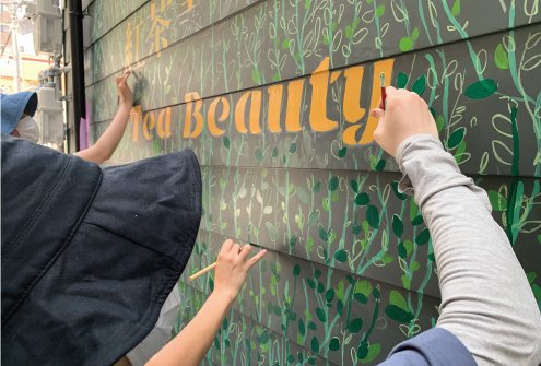 oscd_info's tweet image. 大阪総合デザイン専門学校です。本日は、壁画プロジェクト2021のお知らせです！アートイラストコース2年生の壁画制作チームが中崎町にあるフルーツ紅茶の店舗壁画・メニューボード・立看板制作を中島 麦先生の指導のもと制作しました。#大阪総合デザイン専門学校 #oscd #OSCD