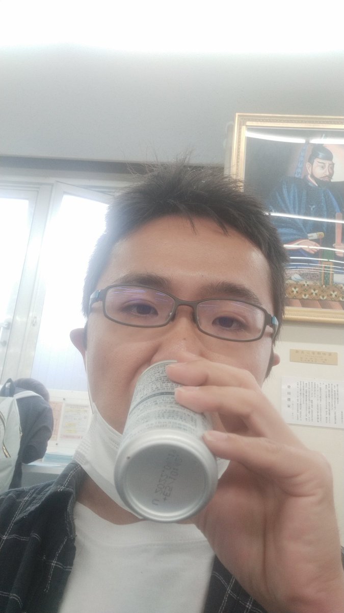 ptrZJvt906apivz's tweet photo. 喉が乾いた。役所の自販機なら、珍しい水があるかな？
↓
CBD飲料らしきものがあり🤯

。。この世て一体🤔

ギャバ、テニアンとあるが、それ以外にはヘンプシードとしかない。

ドリンクチケットでゲット

オリンピック関連、大麻解禁がどんどん広がってる予感

#cockon https://t.co/X3EZz5Yj5k