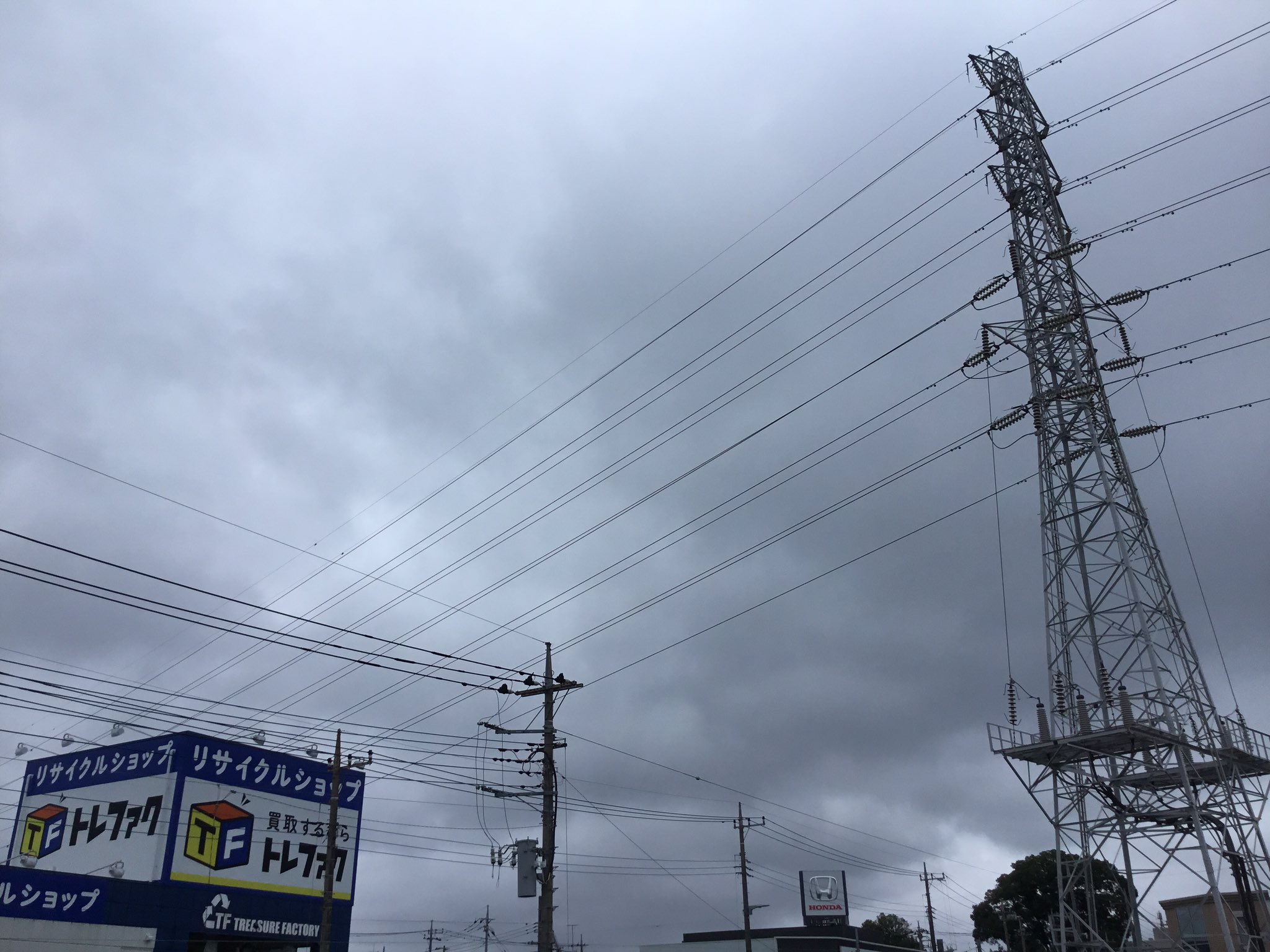 学生服リユース さくらや 東浦和店 7 8 木 本日の空 弱い雨が降っています 天気予報は曇時々雨 最高気温は25 です 雨ばかりですね 早く青空が見たいです 本日も11時 17時の営業です 明日7 9 金 は子供の学校行事の為 臨時休業いたします