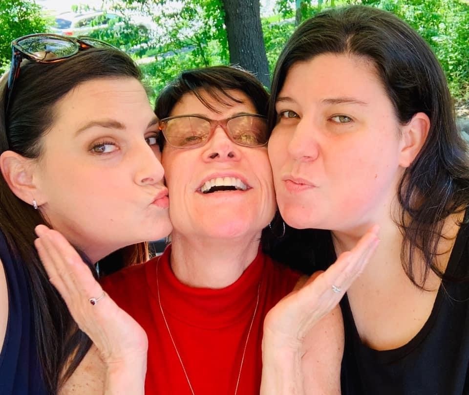 MillsHayesTV's tweet photo. TONIGHT: Kim Maginn was an LRSD teacher who just passed away from #COVID19. Her daughters tell me they urged her to get vaccinated, but she she said no. Now they're urging others to get the vaccine as the delta variant gains traction in #Arkansas. @KATVNews #arnews https://t.co/ejSrKIcFMt