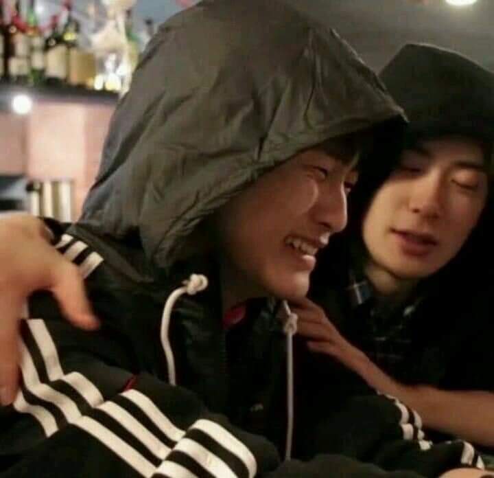 hyckww's tweet photo. yo ahora que me enteré sobre la ruptura de momo y heechul: https://t.co/xPyPPoriQg