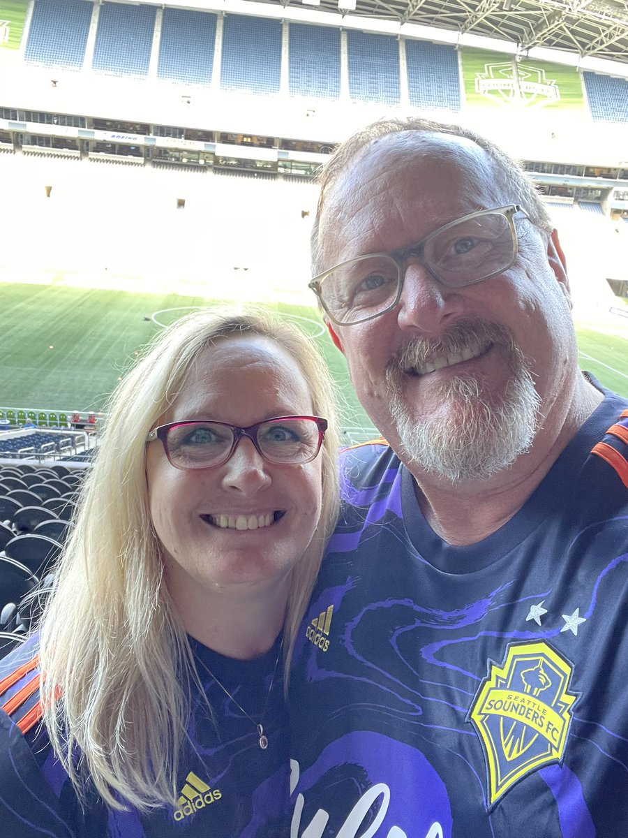 Jenalicious86's tweet photo. #SoundersMatchday 💙⚽️💚 https://t.co/aAiO29s5vf