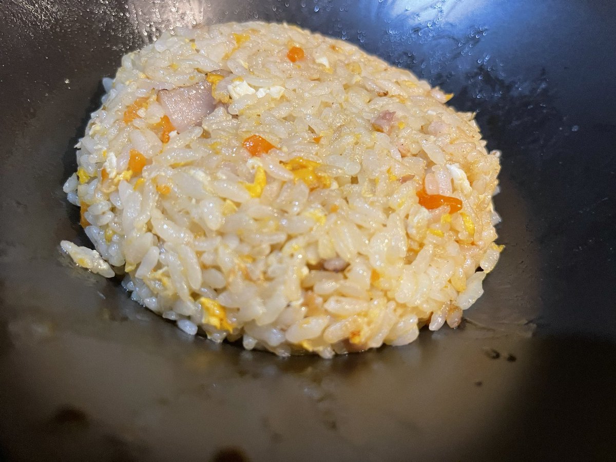 ramendyuc's tweet photo. おはようございます！
本日は11時30分〜15時まで営業しております！
『ガリガリガリクソン面白いっすよね』と言ってもらえれば、低温チャーシューを少しだけ分厚く切って差し上げます！！
また、本日は炒飯セット（+250円）も提供させて頂きますが手が回らないのであまり頼んで欲しくはないです！ https://t.co/MfwhxyZjEa