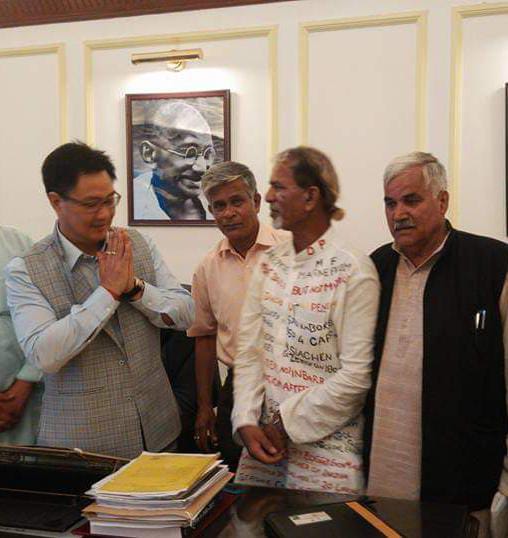 नए क़ानून एवं न्याय मंत्री बनने पर
पुर्व अर्धसैनिकों की और से ढेरों शुभकामनाएं। उम्मीद कि आप के आने से 55 हजार मेडिकल फिट
SSCGD युवाओं को न्याय मिले।