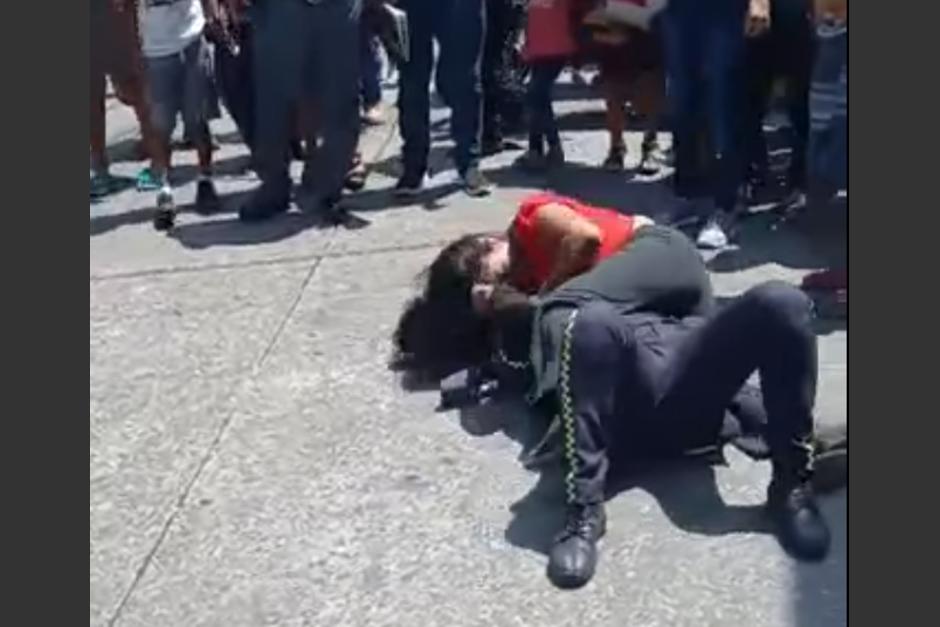 soy_502's tweet photo. 📹 VIDEO | Conductora arremete contra agente de la PMT por una multa de tránsito

Una conductora y una agente de la PMT se fueron a los golpes, aparentemente por una multa de tránsito

https://t.co/xo5zn1FJav https://t.co/uPUIXHlGPQ