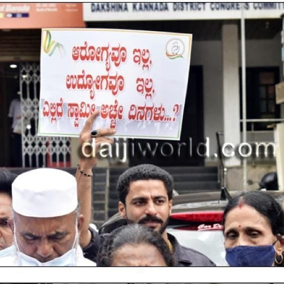NmcJasi's tweet photo. ಚಿನ್ನದ ರಸ್ತೆಯ ಆಸೆಗಾಗಿ ಮತ ಹಾಕಿ ಸ್ವಿಝ್ ಬ್ಯಾಂಕ್ ಖಜಾನೆ ತುಂಬಿಸಿ‌ದ ಗಡ್ಡಪ್ಪ. ಹೆಂಡತಿ-ಮಕ್ಕಳನ್ನು ಊಟ ಹಾಕಲು ಪರದಾಡುವ  "ಅಚ್ಛೇದಿನ್" ಬಂದು ಬಿಟ್ಟಿತಲ್ಲಪ್ಪ. https://t.co/Glrys4WNQh