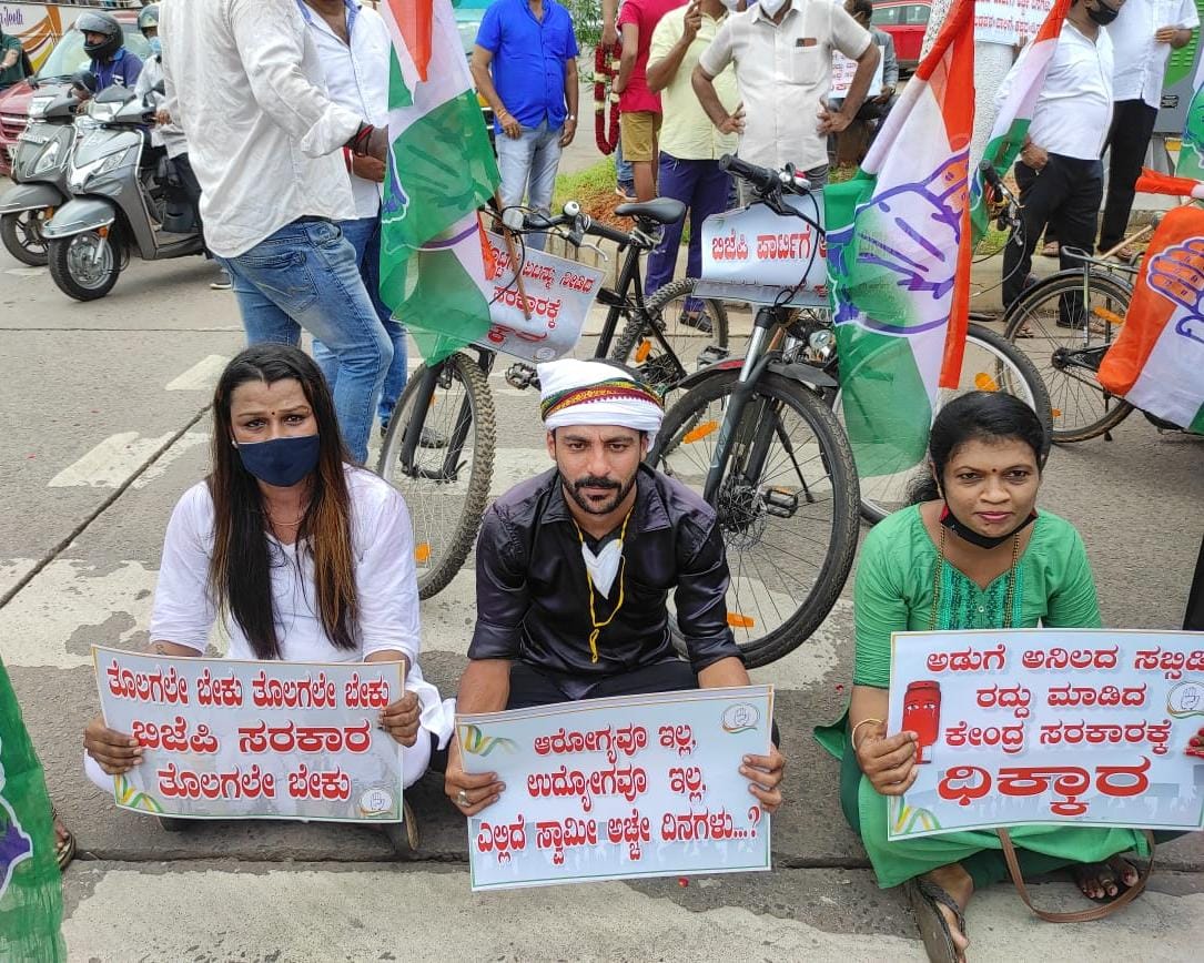 NmcJasi's tweet photo. ಚಿನ್ನದ ರಸ್ತೆಯ ಆಸೆಗಾಗಿ ಮತ ಹಾಕಿ ಸ್ವಿಝ್ ಬ್ಯಾಂಕ್ ಖಜಾನೆ ತುಂಬಿಸಿ‌ದ ಗಡ್ಡಪ್ಪ. ಹೆಂಡತಿ-ಮಕ್ಕಳನ್ನು ಊಟ ಹಾಕಲು ಪರದಾಡುವ  "ಅಚ್ಛೇದಿನ್" ಬಂದು ಬಿಟ್ಟಿತಲ್ಲಪ್ಪ. https://t.co/Glrys4WNQh