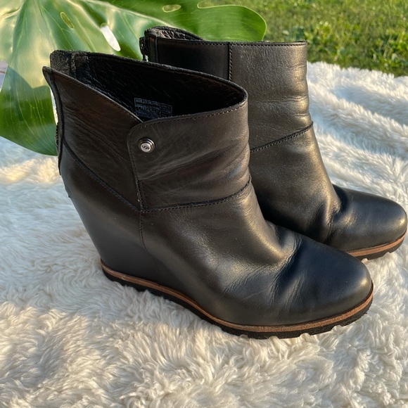 MillsTasha's tweet photo. So good I had to share! Check out all the items I'm loving on @Poshmarkapp from @DesignerCloset5 #poshmark #fashion #style #shopmycloset #ugg #adidas: https://t.co/gJdyqlRJkR https://t.co/jAtj56TkKM