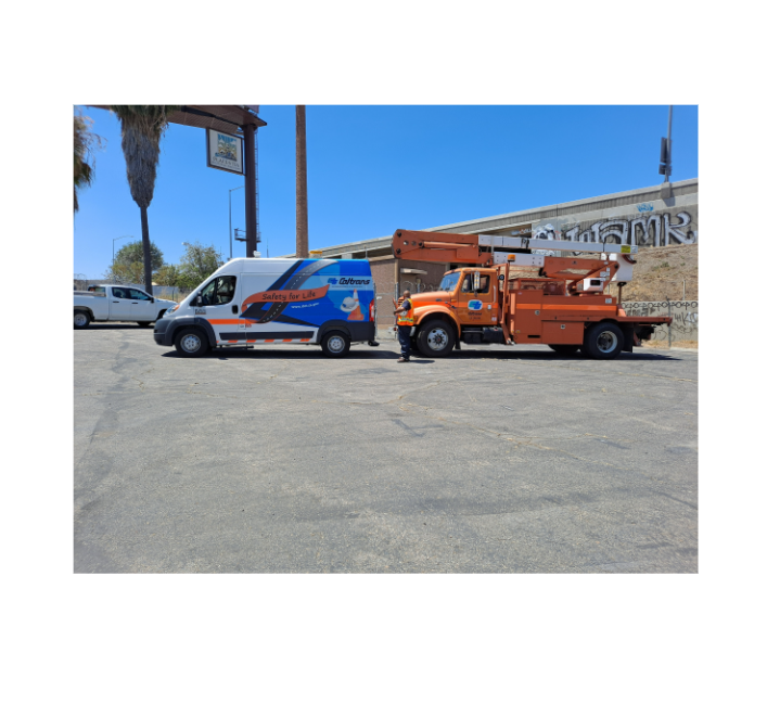 CaltransOC's tweet photo. Clean California helps beautify our roadways and communities, while making an effort to not only keep our motorists safe, but to keep our maintenance workers on the road safe as well. #CleanCA #StafetyFirst #Teamwork #CreatingJobs #CityofPlacentia #Caltrans https://t.co/xCK3mPG74q