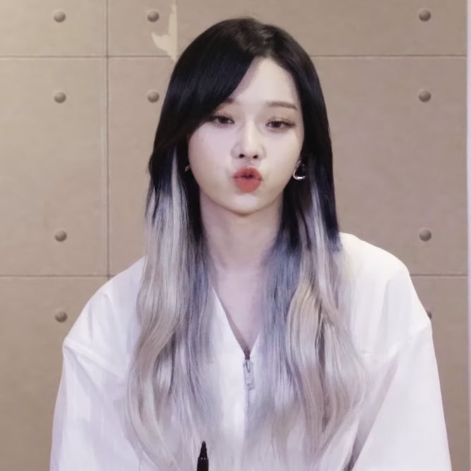 karwin_gwamin's tweet photo. 버스 지하철 다 끊긴 밤 
즴민이 집에서 놀다가 자차로 집에 데려다 주려고 나옴 집에 보내기 아쉬워
칼: 아 집에 데려다 주기 싫다
윈: 엥 그럼 나 집에 어떻게 감 버스 끊겼는데.. 많이 귀찮아? ㅠ (택시비얼마나오더라)
유즴민 답답해서 속 뒤집어졌음 좋겠다 https://t.co/ddQtrSLRYl