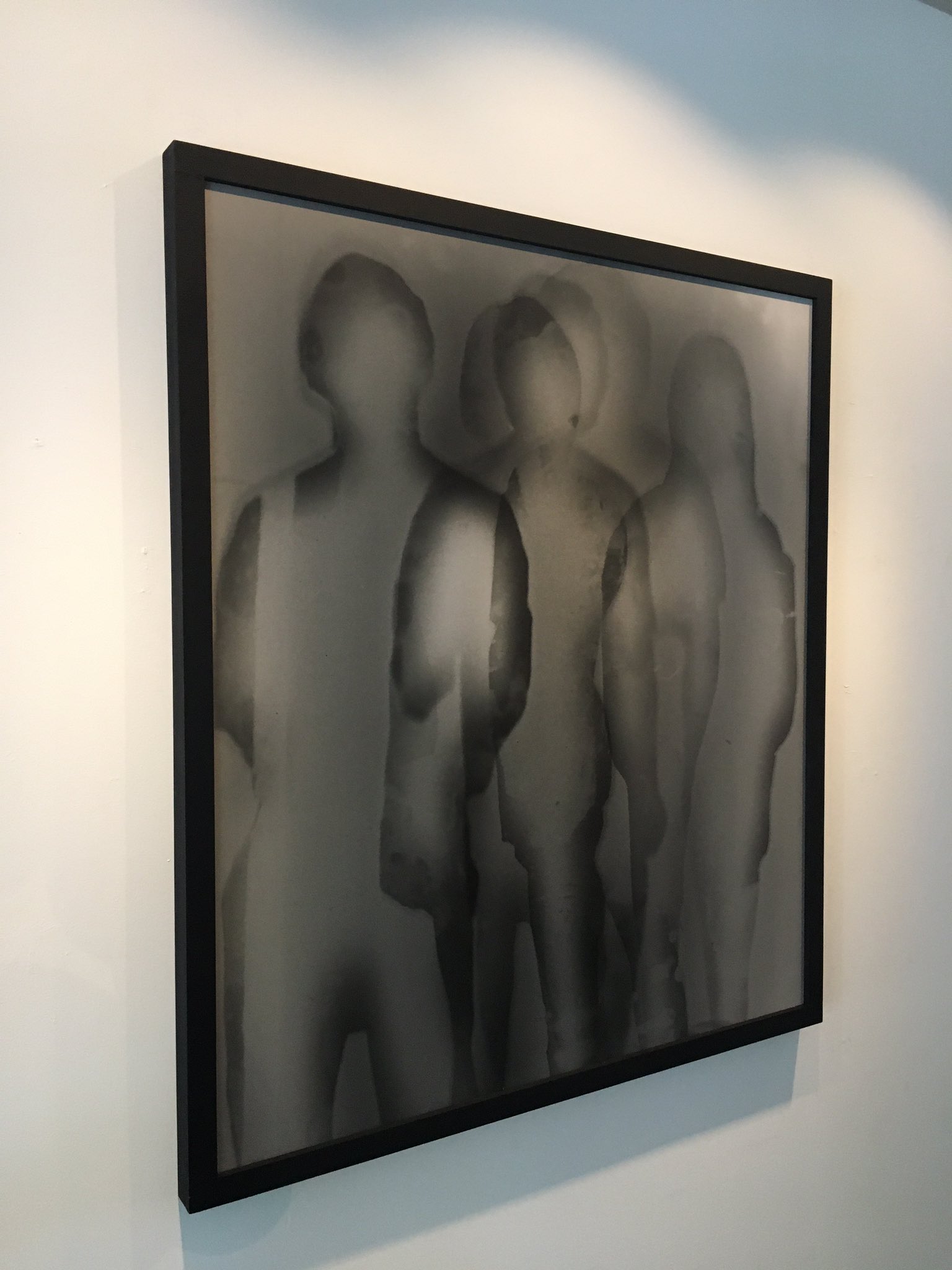細沼 凌史 トーテムポールギャラリーで前田梨那さんの展示を見てきた 人の影が重なったようなプリントに黒字のフレームがとても合っていて良かった T Co Mqqsgwykqy Twitter