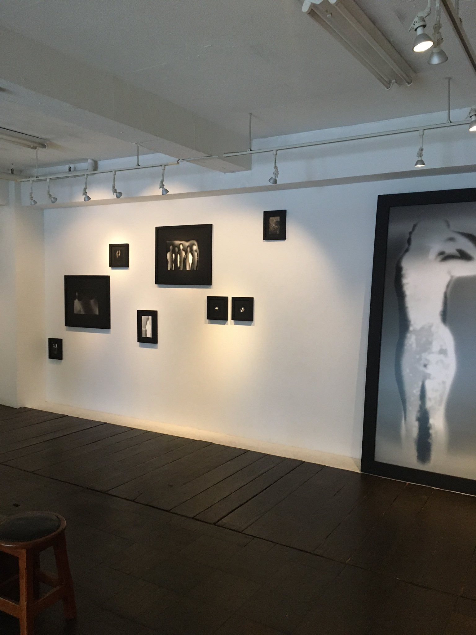 細沼 凌史 トーテムポールギャラリーで前田梨那さんの展示を見てきた 人の影が重なったようなプリントに黒字のフレームがとても合っていて良かった T Co Mqqsgwykqy Twitter