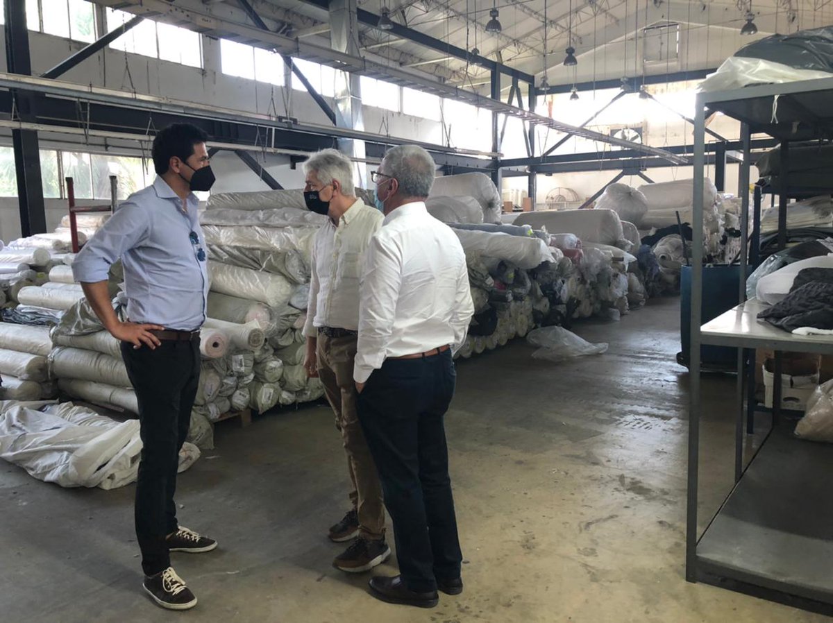 Bancoldex's tweet photo. #BancóldexEnLasRegiones| Nuestro Presidente @JavierDiazFa recorrió las instalaciones #DenimFactory, empresa beneficiada a través de recursos de la línea #ApoyoDirecto para reactivar su producción.
Estamos en #Cali escuchando a los empresarios y conociendo de cerca sus historias https://t.co/girsihamIJ