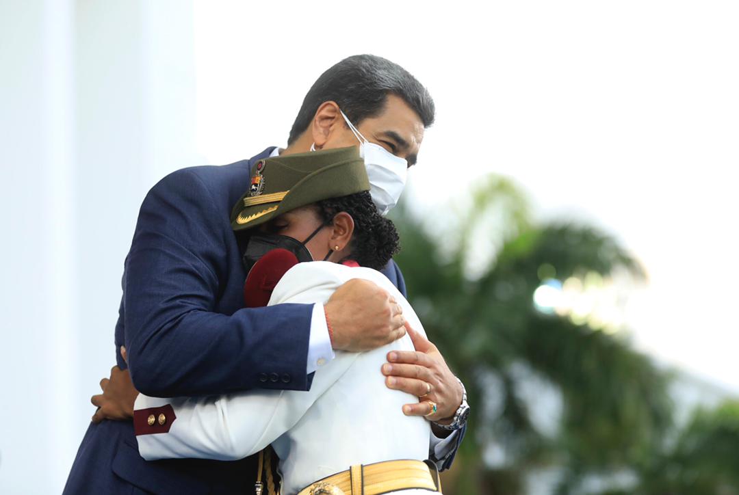 NicolasMaduro's tweet photo. Muy significativo Acto de Graduación y Ascensos al Grado de Tenientes y Tenientes de Corbeta, 1052 cadetes que se formaron en las 12 Academias Militares de nuestra poderosa Universidad Militar Bolivariana de Venezuela. ¡Seguimos en el Camino de Chávez y de Bolívar! https://t.co/yaM7DCKHya