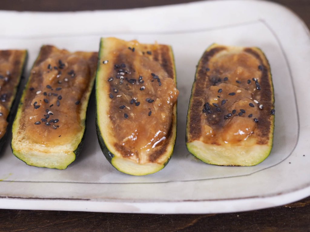 奥薗壽子 日めくりレシピ 7 8 ズッキーニの味噌田楽 ちょっと前 焼きナスのアレンジで紹介した即席甘味噌 フライパンで焼いたズッキーニに塗っても美味しいよ ズッキーニにナスと同じように蒸し焼きね 詳しくは 奥薗壽子のなべ