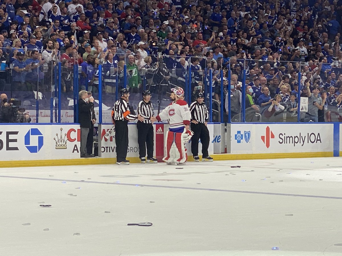 MA_PerreaultTVA's tweet photo. Price est allé serrer la main aux arbitres. Gourde aussi. Classe https://t.co/sSqrYbBawi