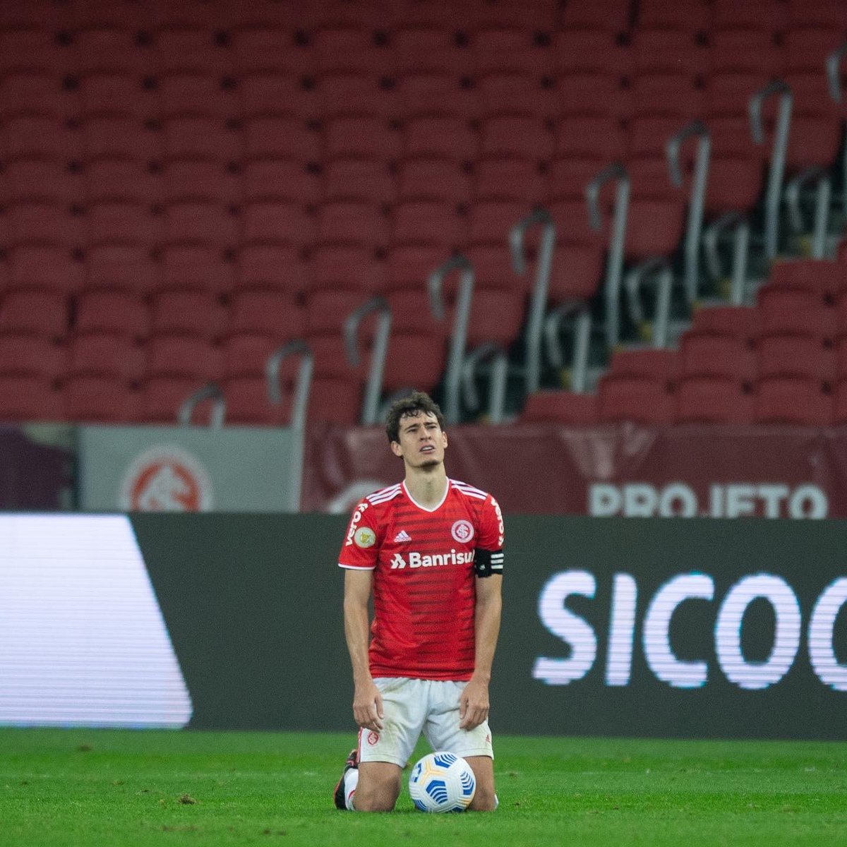 DoougFuny's tweet image. A cara da derrota. Essa foto é o reflexo do Internacional nos últimos anos. Jogadores medíocres, fracassados, sem culhão e sem títulos. Salários altíssimos em dias e contratos renovados. Estamos vivendo um eterno 2016. A torcida não aguenta mais.

Vergonha, @SCInternacional