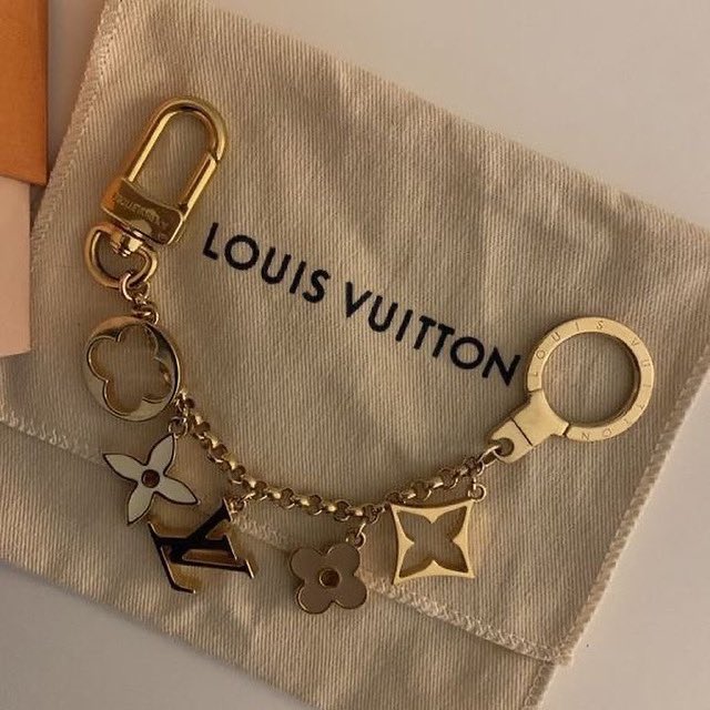 lylia_03's tweet photo. @LouisVuitton 💎❤️🙏🏻
#ファッション 
#ファッションお直しの日 
#ファッションイラスト 
#スニーカー 
#スニーカーもアパレルも買うならスニダン 
#スニーカー好き 
#LouisVuitton 
#いいね https://t.co/EvEZlHoiUd