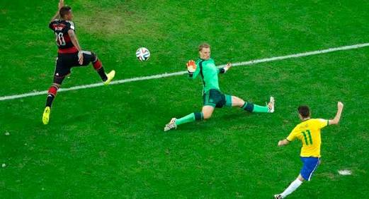 essediafoilouco's tweet photo. Há exatos 7 anos, Oscar dava um lindo corte em Boateng e deixava Neuer no chão para marcar um golaço para o Brasil. https://t.co/Lu2yjRAeP1