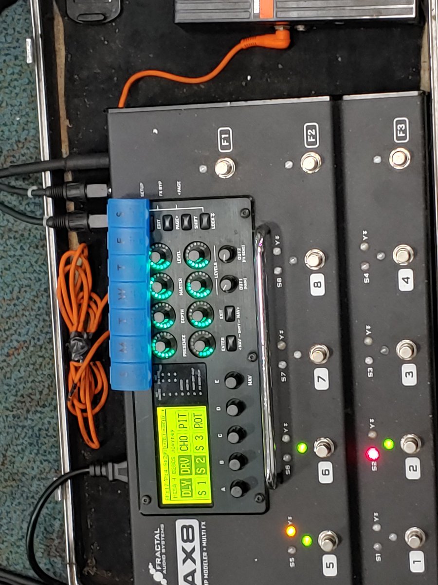 TonyMerk's tweet photo. Cuando vas a un gig y te dan un obsequio bello como esa cosita azul en mi pedal. 😬
#LosViejitosDelRock
#Back2The80s https://t.co/gdVIygA1MG