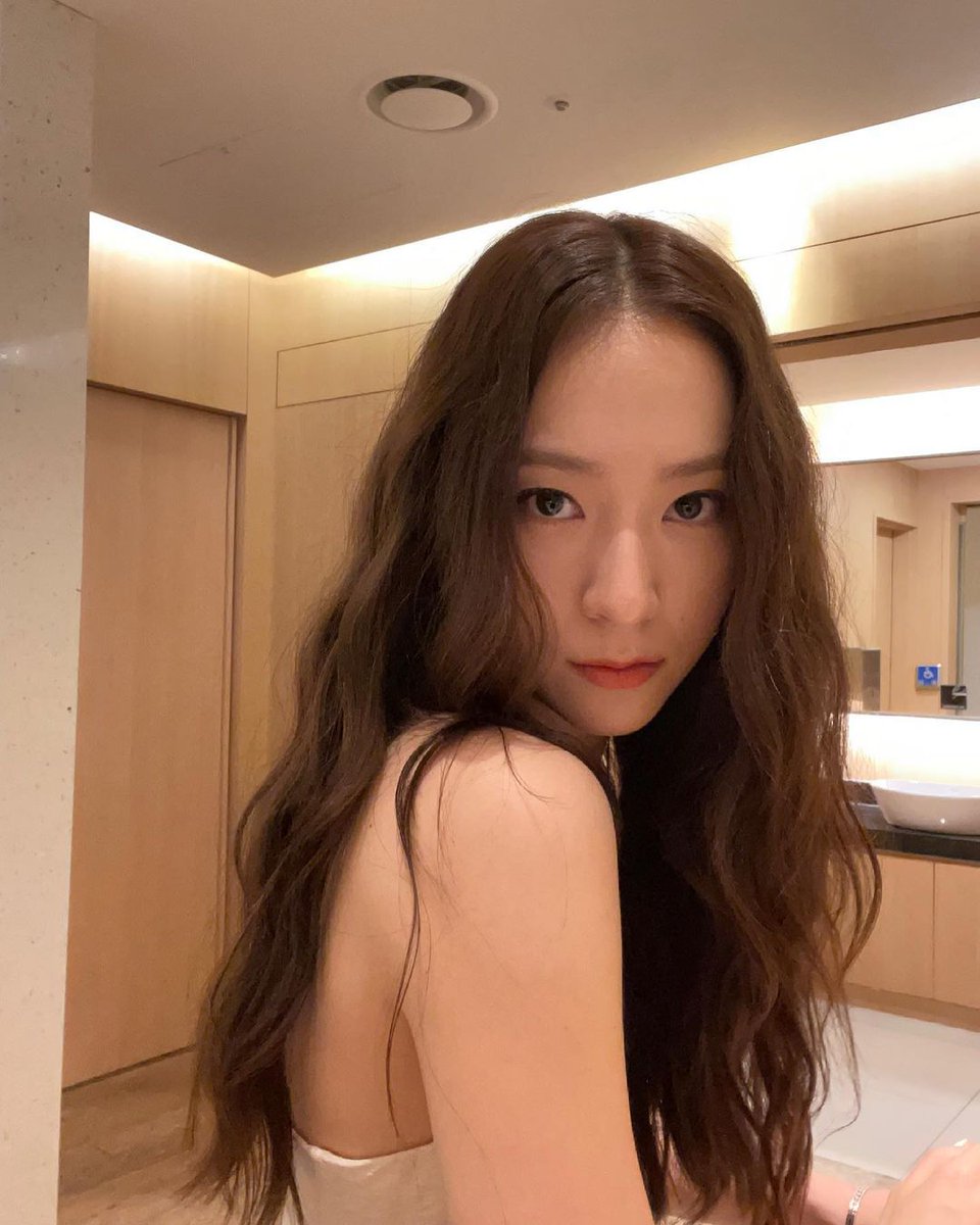 kreyshtal's tweet photo. Ladies and gentleman, meet her 

goddess dressed in white: Krystal Jung https://t.co/yeCZqYpT29