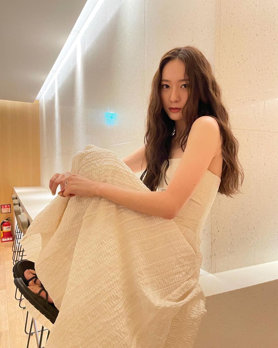 kreyshtal's tweet photo. Ladies and gentleman, meet her 

goddess dressed in white: Krystal Jung https://t.co/yeCZqYpT29