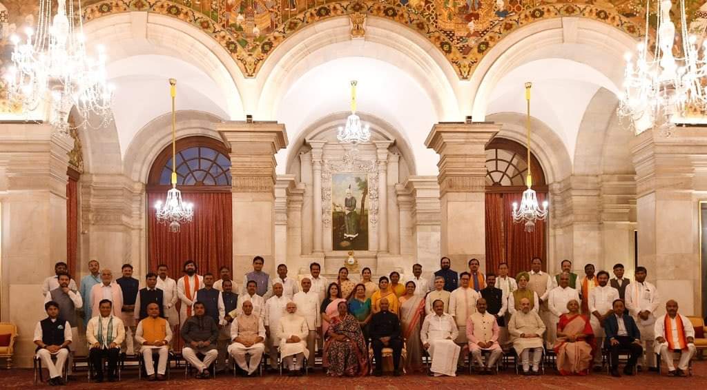 Pranav_007M's tweet photo. खराबी इंजन में है...
और बदले डबे जा रहे हैं..!
#CabinetReshuffle
#ModiCabinetExpansion
#ncp22
#nscupdates https://t.co/mO5O6ntxOJ