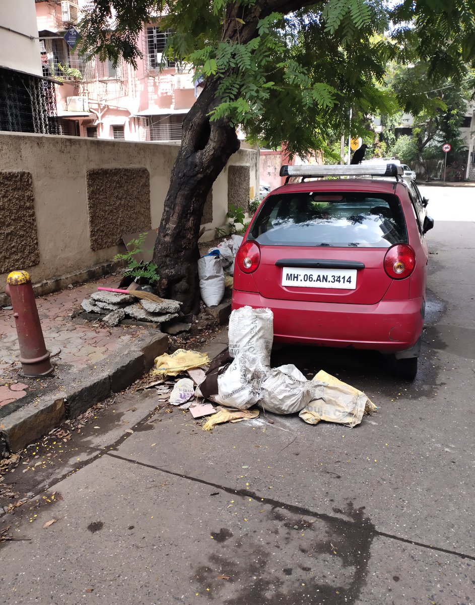 FreeourFootpath's tweet photo. Requesting @mybmcwardGN to please clear the debris &amp; cables  dumped and lying on the footpath  outside Mahim House and Gangli Vihar on Chatrapati Shivaji Maharaj marg. Also check the Drain chamber..
@DighavkarKiran 
@MNCDFbombay
@MumbaikarAam https://t.co/aPFy8S1trF