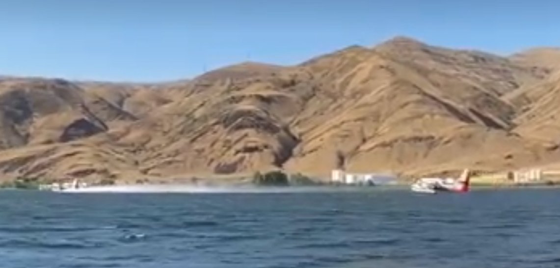 MiaCarlsonWA's tweet photo. Check out this amazing video of two firefighting aircraft landing together on the choppy Snake River to load their tanks w/ water to battle the #AsotinComplex #fires - talk about some serious skills!

Clarkston, WA
Lewiston-Nez Perce County Reg. Airport

https://t.co/o6FmFlZ0nA https://t.co/x8yagark1k