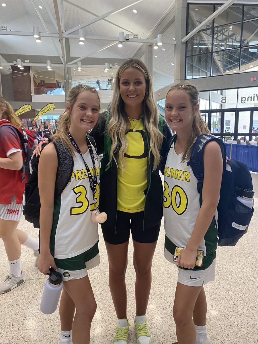 Great day for the girls. Met <a href="/sydney_parrish/">Sydney Parrish</a>. She was so sweet and kind to the million girls who ask for her time. #run4rosesclassic2021