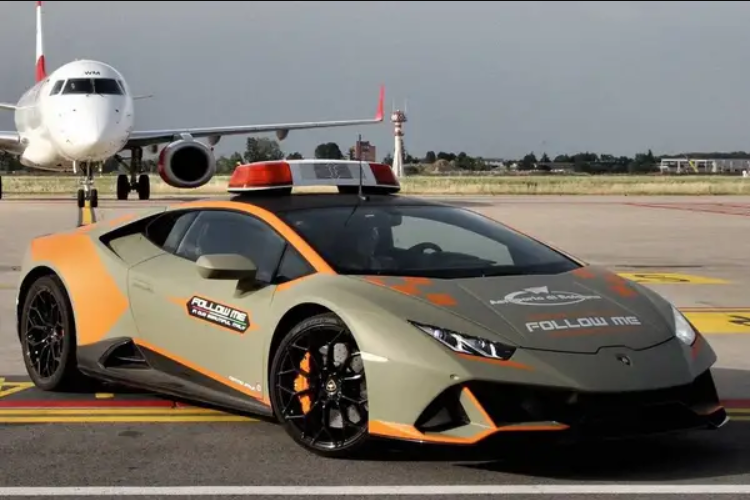 conde112's tweet photo. Cuando #huracán es sinónimo de belleza. 

Nuevo #FOLLOWME del aeropuerto de #Bolonia

https://t.co/yLWERV8oL9

#Lamborghini #HuracanEvo https://t.co/Dl9L3BNtld