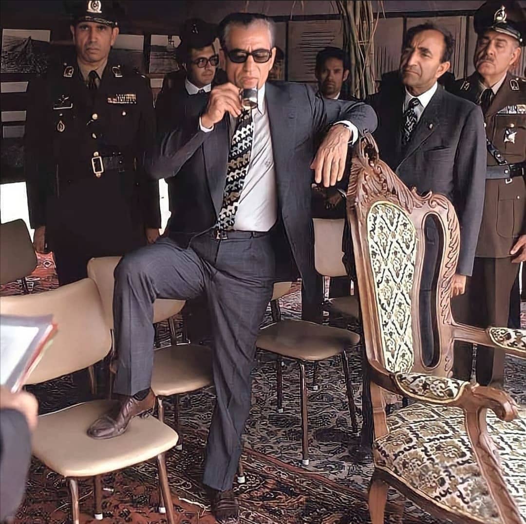 jalaliifar's tweet photo. فقط یک مشت خاک از ایران با خودش برد، انقد با برکت بوده اون خاک که ۴۲ ساله  خاندانش دارن شاهانه زندگی میکنن :)) https://t.co/OTTjgVaGRe