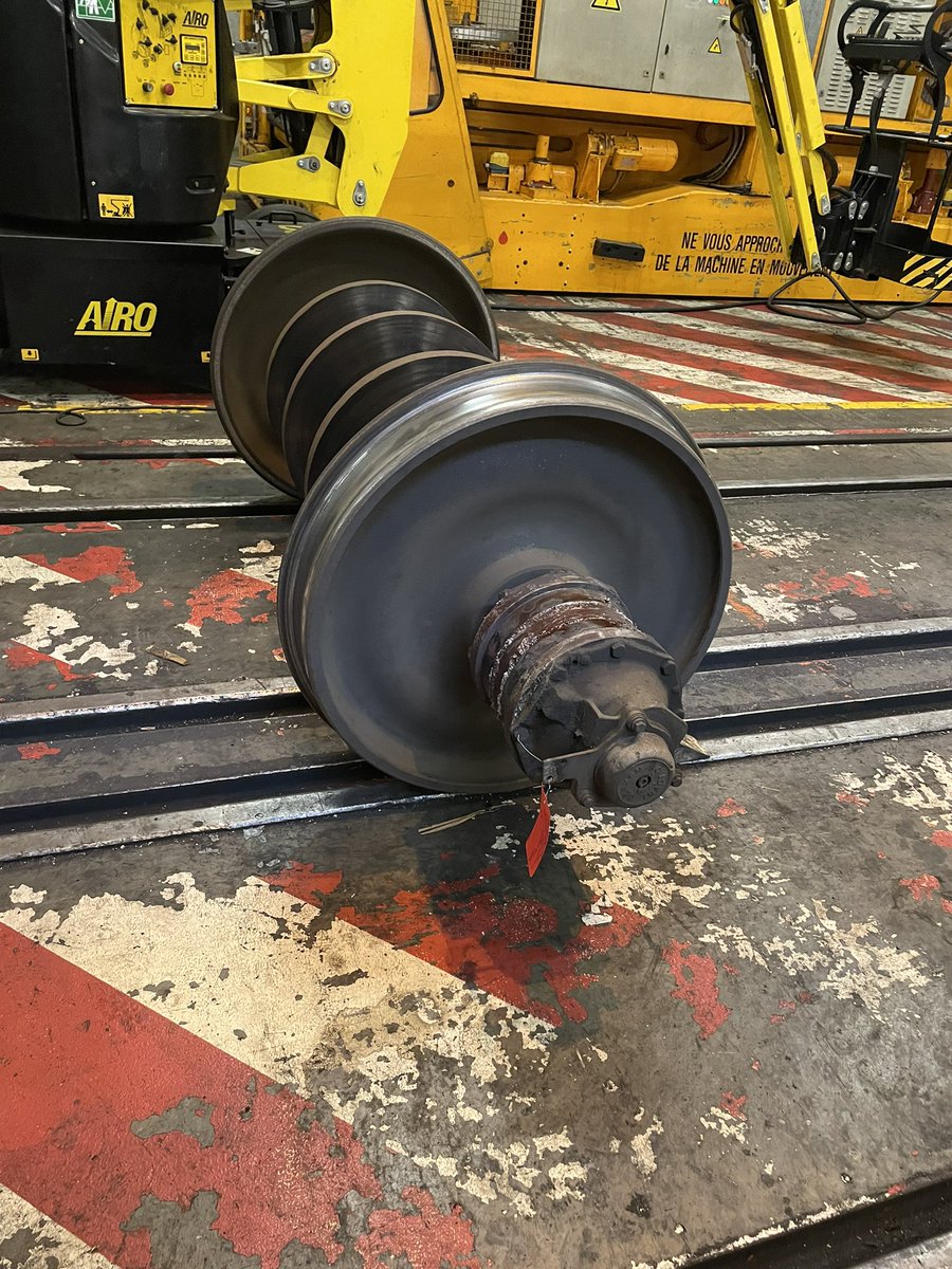 Jennifer_Tgv's tweet photo. Petite séance de Musculation avec un #essieu de @TGVINOUI 💪 du #technicentrelelandy ‼️
Qui veut essayer ?! @SteeveTGVINOUI @FLORIANE35000 @BenjyTGVINOUI @VincentD_91 @Benpn555 ou @nours75 🤣😜💪 https://t.co/vZig5ueebv