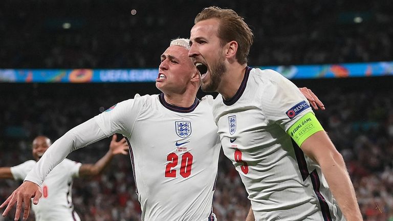 ExpectDistLtd's tweet photo. #Teamexpect are celebrating last nights performance and showing our support for the final on Sunday with our #footyshirtfriday tomorrow. All employees can wear their footy shirts to work for a small donation of Β£2 to our chosen charity @centrepointuk #itscominghome #ThreeLions https://t.co/slULBY5q3F