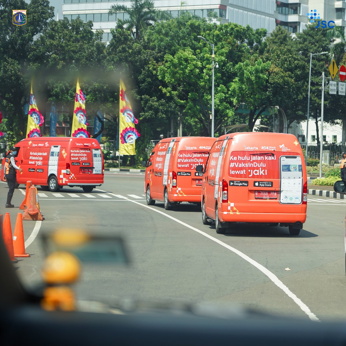 Sebanyak 16 mobil vaksin keliling hasil kolaborasi Pemprov DKI Jakarta bersama Jakarta Experience Board dan berbagai stakeholder disiapkan untuk akses vaksin bagi seluruh masyarakat.

Segera daftar lewat JAKI. Unduh aplikasinya melalui qrco.de/appsjaki

#JakartaSmartCity