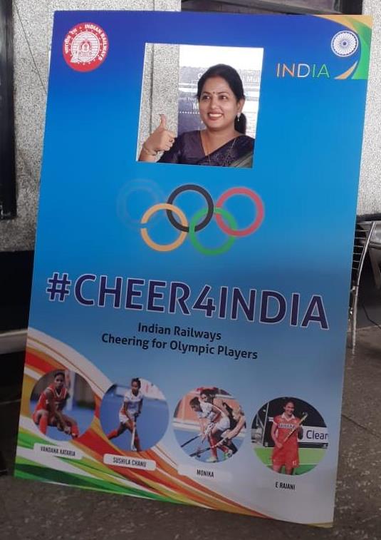 DRMSolapur's tweet photo. Cheer for India selfie point at SUR station inaugurated by CRWWO President Smt. Pratibha Gupta. https://t.co/XBiDgdo30Q
